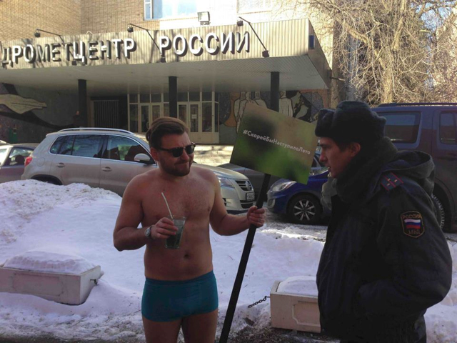 Пикетчик в трусах потребовал у Гидрометцентра наступления лета. Фото