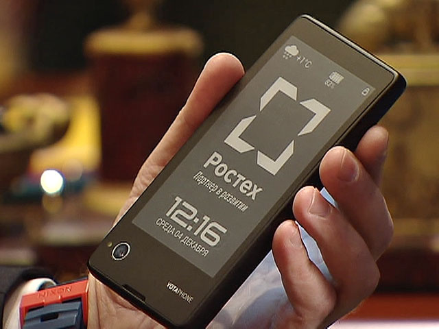 Медведеву подарили первый YotaPhone с двумя дисплеями