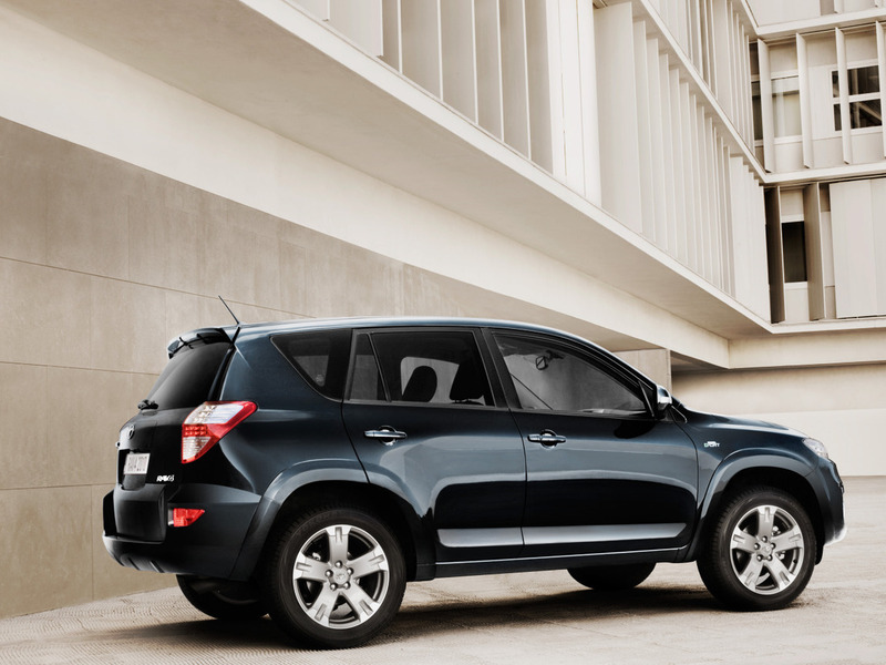 Toyota отзывает в России 90 тысяч RAV4 и Avensis
