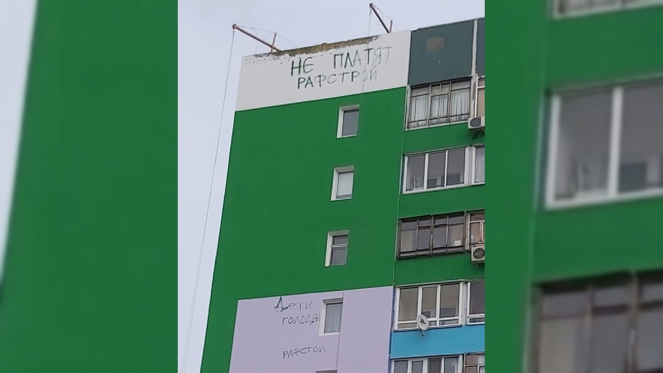Челнинские альпинисты начали крушить фасад дома из-за долга по зарплате