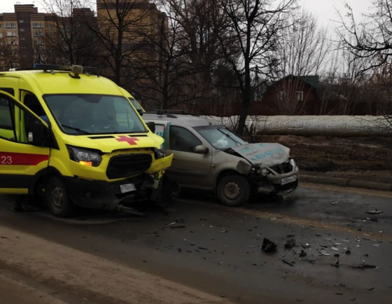 В результате аварии со скорой в Казани пострадали три человека