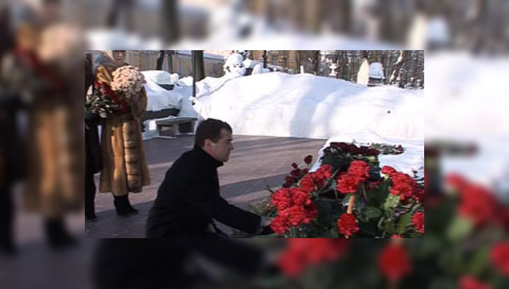 Медведев возложил цветы на могилу Собчака