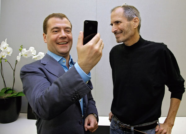 Стив Джобc подарил Медведеву iPhone 4