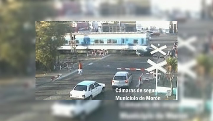 В аргентинском городе Морон поезд протаранил легковой автомобиль