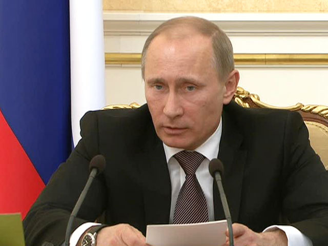 Путин поручил поднять зарплаты библиотекарей и музейщиков