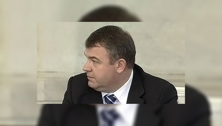 Анатолий Сердюков собирается ввести в армии аутсорсинг и сиесту