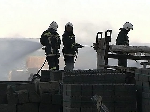 Во Владивостоке тушат пожар в девятиэтажном жилом доме
