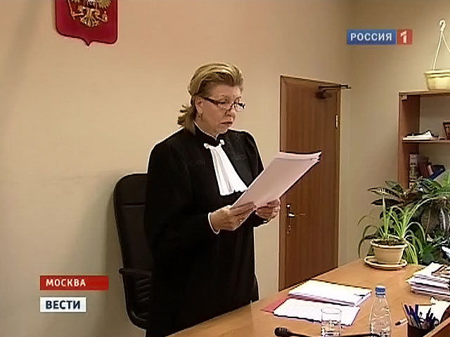 Блогер, обливший прокурора водой, освобожден в зале суда