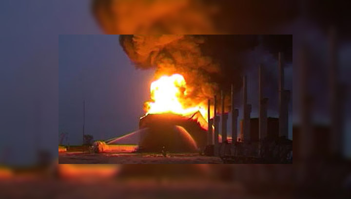 Пожарные применили пену для тушения пожара на нефтебазе в Дагестане