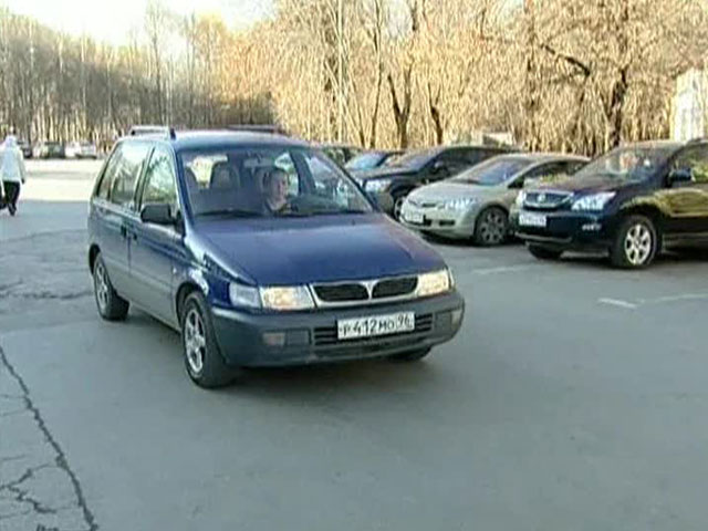 В пригороде Екатеринбурга женщина с двумя детьми вынуждена жить в автомобиле