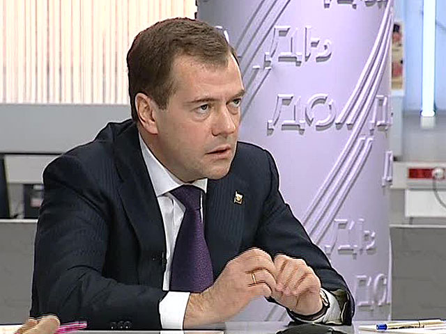 Медведев: молодежь выражает жесткую, но заинтересованную позицию