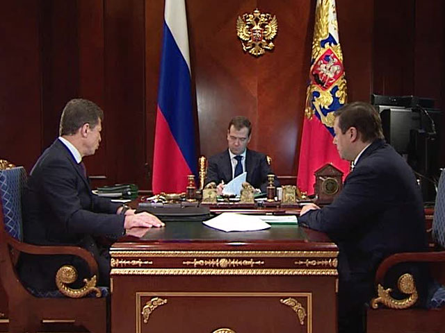 Медведев ждет доклада о децентрализации власти в России