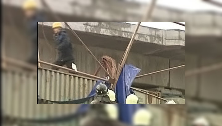 В центре Москвы леса сдуло прямо на автомобили