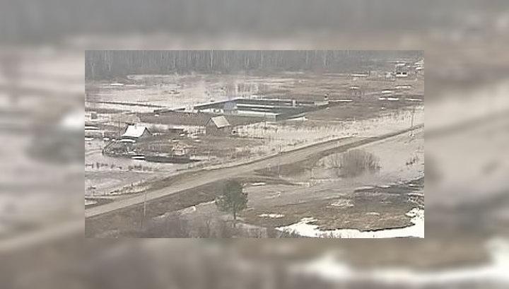 Трасса Томск-Новосибирск вторые сутки перерезана паводковыми водами