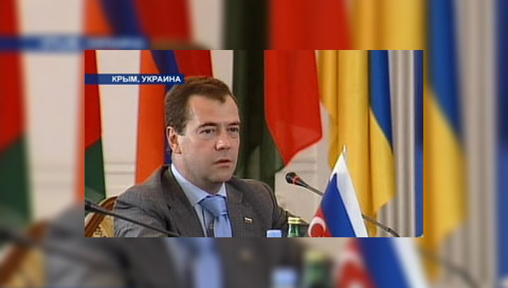 Медведев пожелал Януковичу успехов в "нелегкой работе президента"