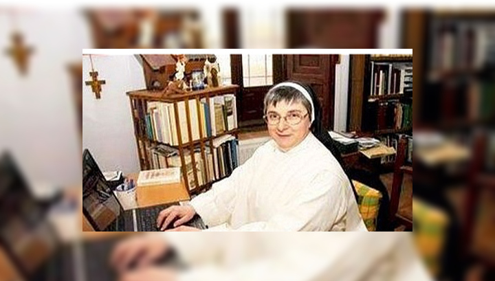 Монахиню изгнали из ордена за увлечение Facebook