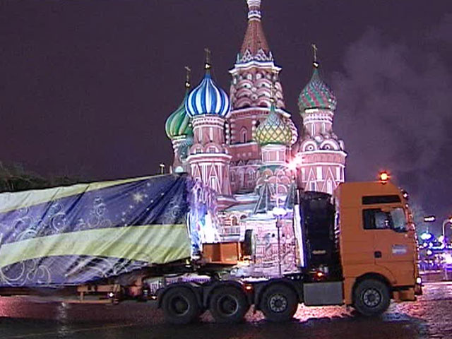 Дед Мороз и Снегурочка привезли в Москву главную новогоднюю елку
