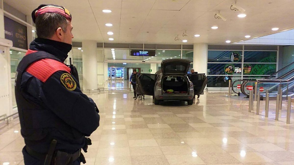 Выкрикивавший "Аллаху акбар!" водитель въехал в терминал аэропорта Барселоны