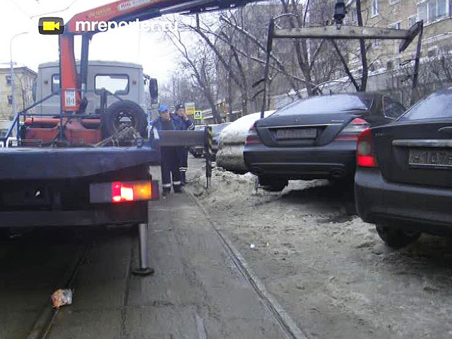 В Москве Mercedes спровоцировал затор из трамваев
