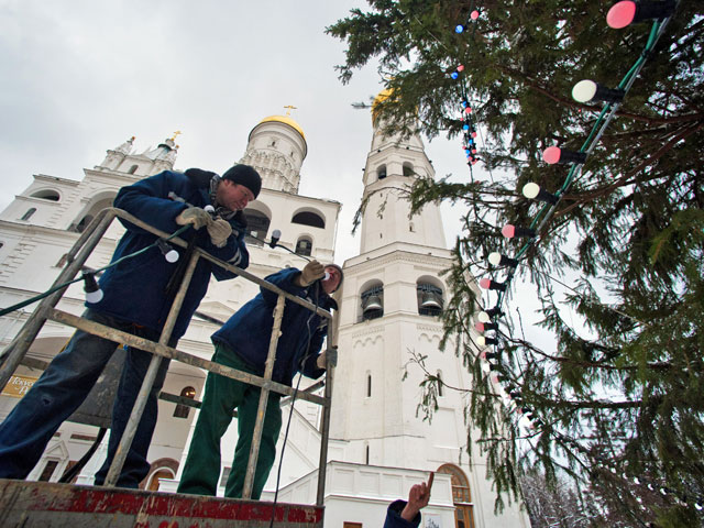 Главная новогодняя ель в Кремле выстояла под ледяным дождем
