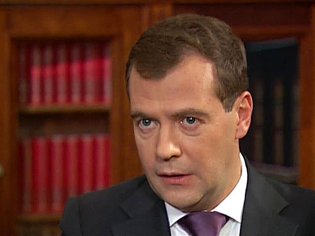 Медведев подписал закон по вопросам выезда из России мигрантов