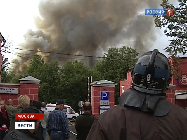 В пожаре на московском складе пострадали три человека