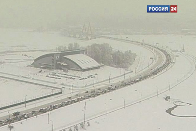 Казанские коммунальщики разгребают сугробы четвертые сутки