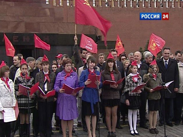 Зюганов принимал в пионеры на Красной площади