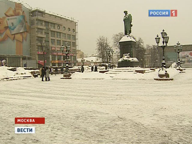 У памятника Пушкину в Москве украли цепи
