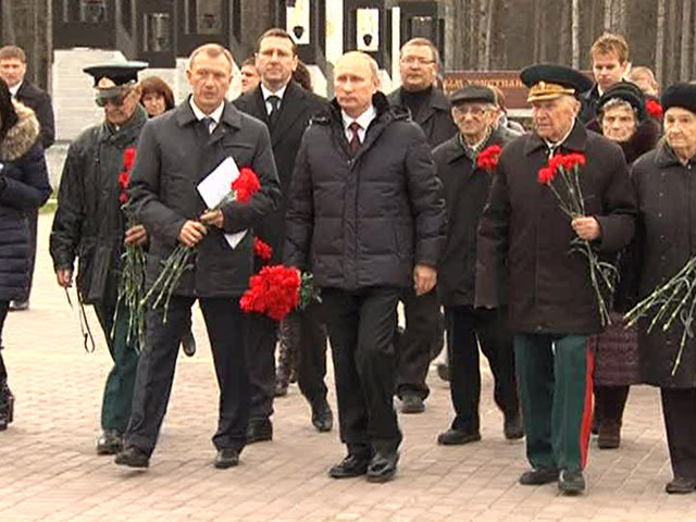 Путин возложил цветы к мемориалу "Хацунь" в Брянской области