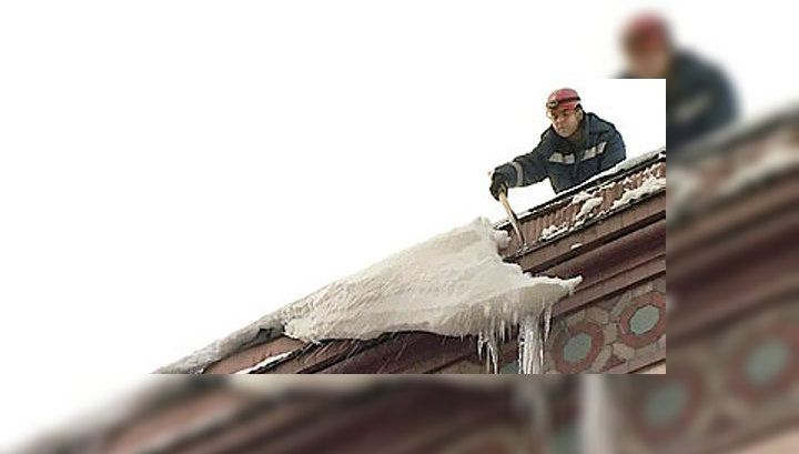 На борьбу с сосульками в Калининграде вышли альпинисты