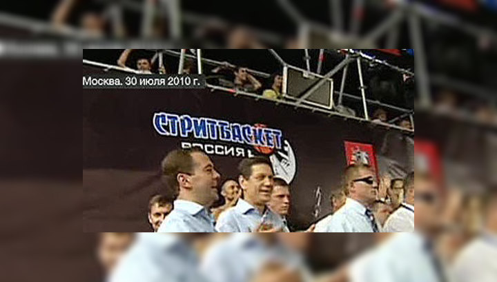 Медведев побывал на матче по стритбаскету