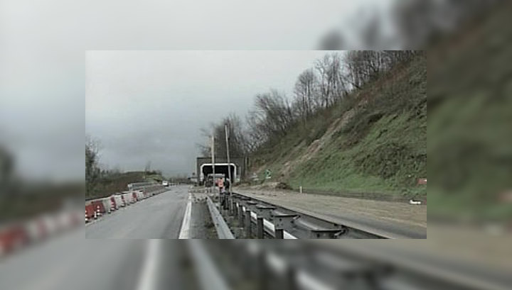 В Колумбии оползень завалил землей два пассажирских автобуса
