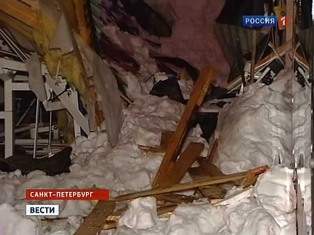 Снег с крыши обрушившегося спортклуба сбрасывали трактором