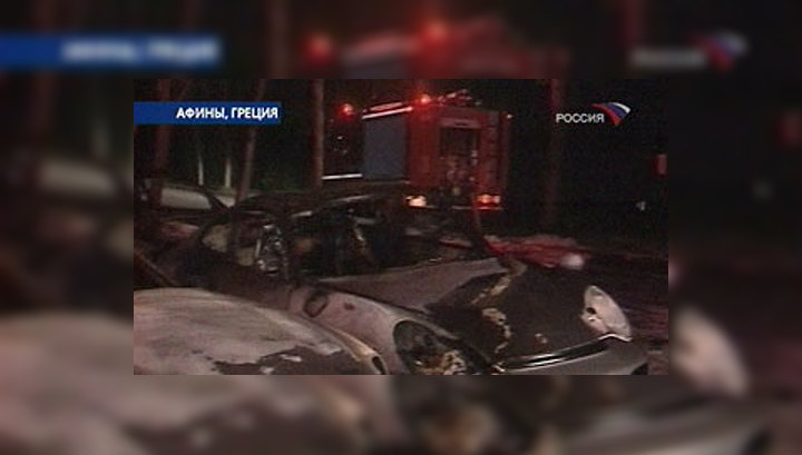 В Афинах хулиганы жгут дорогие автомобили