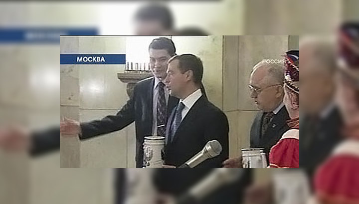 Медведев выпил со студентами медовухи