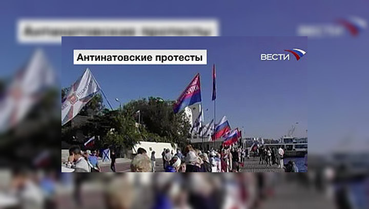 Экипаж американского корабля не решается сойти на берег в Севастополе