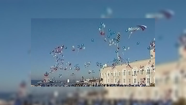 На московских улицах в честь праздника раздают шары