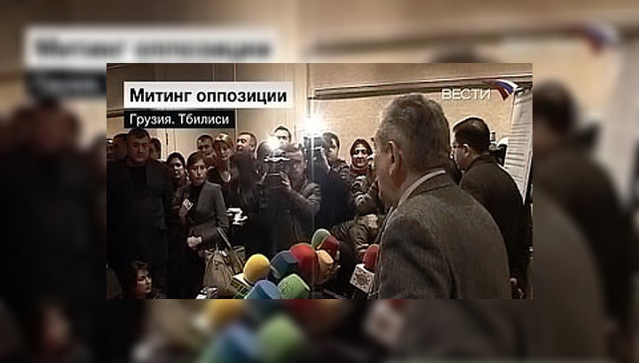 Саакашвили приехал на митинг оппозиции с цветами