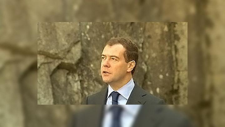 Медведев увозит из Швейцарии подарок – саблю суворовского солдата