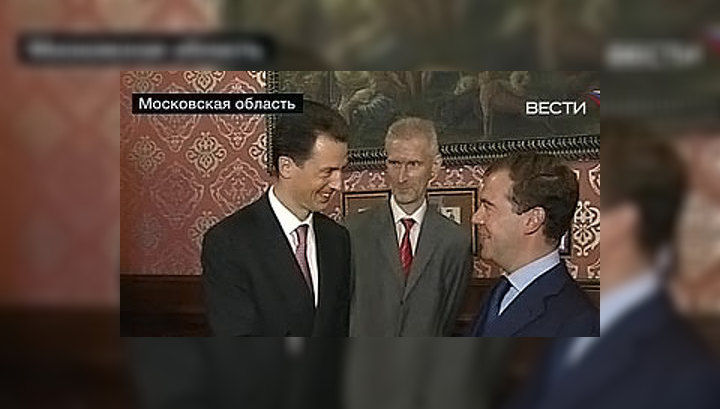 Принц Лихтенштейна передал Медведеву брошь Фаберже