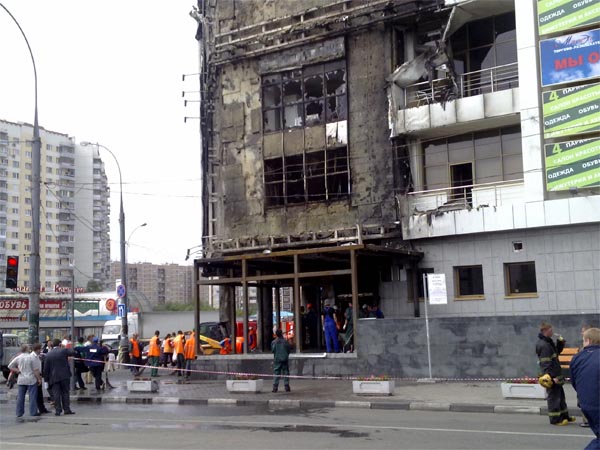 Уникальные кадры пожара в торговом центре в Марьине