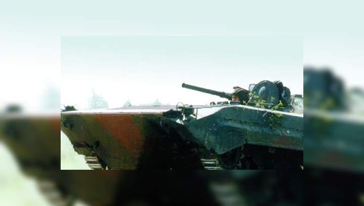 В Хабаровске боевая машина раздавила такси