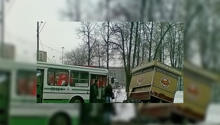 Автобус наехал на киоск в Москве, погиб человек