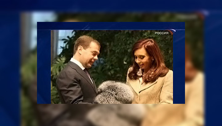 Медведев подарил президенту Аргентины шапку из чернобурки