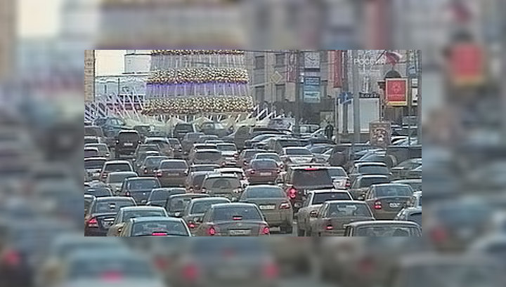 Многокилометровые пробки образовались на въездах в Москву