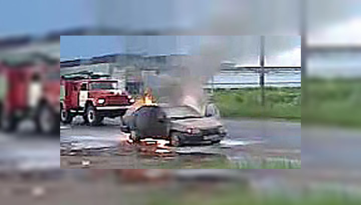 Горящий Opel заливали водой из лужи: ВИДЕО очевидца