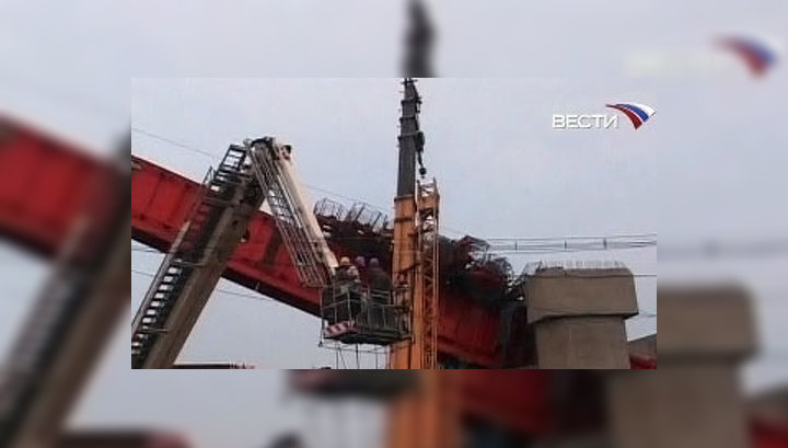 Спасатели ведут поиск рабочих под рухнувшим метромостом в Нью-Дели