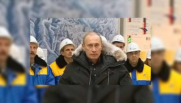 Путин выпустил в воздух сотню трехцветных шаров
