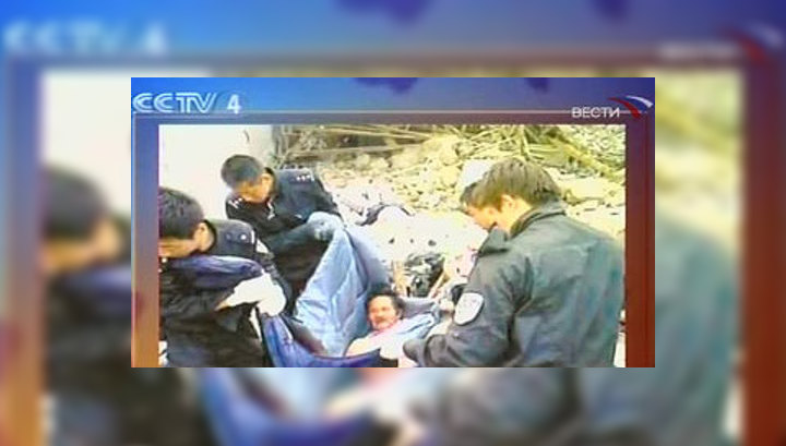 В Китае мужчина выжил под развалинами благодаря жене